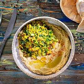 Tabulech z hummusem podany z oliwą i pitą (wegańskie) Tabulech z hummusem podany z oliwą i pitą (wegańskie)